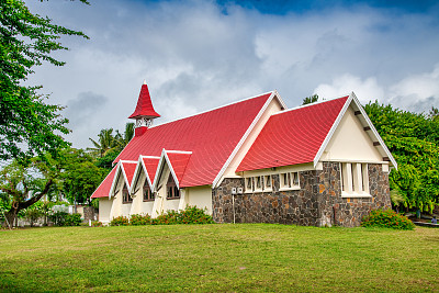 毛里求斯岛上著名的地标——海滩上的红色教堂。帽