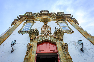 Sao Joao del Rei，米纳斯吉拉斯州，巴西:Nossa Senhora do Carmo教堂立面的街景