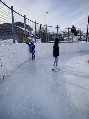 在社区中心滑冰