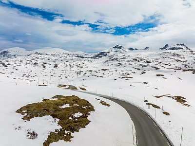 挪威约顿海门国家公园，从空中鸟瞰大雪中蜿蜒的道路