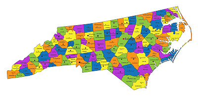 色彩丰富的北卡罗来纳州政治地图，清楚地标记，分开的层。矢量插图。