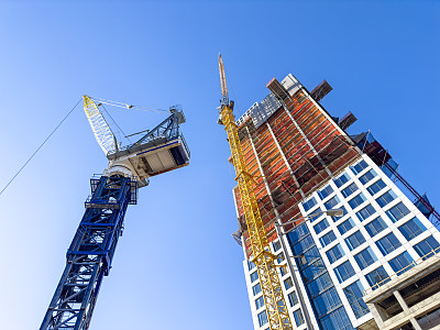 用起重机建造建筑物