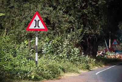 印度道路警示标志，前方有窄桥。指示司机前方道路上有一座窄桥。