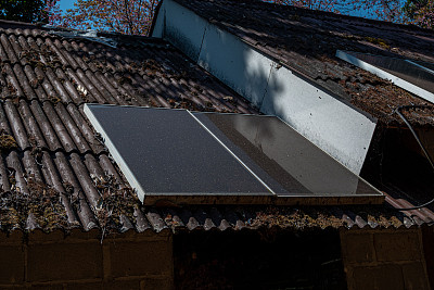 屋顶上的小型太阳能电池板。