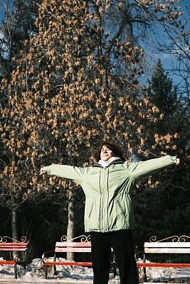 成年女子在冬季公园锻炼