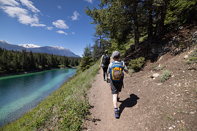 一家人在五湖峡谷徒步旅行，加拿大贾斯珀