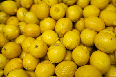 农贸市场摊档上成堆的新鲜柠檬