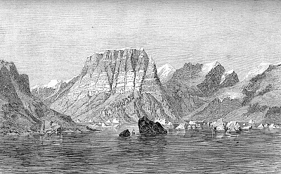 弗朗茨约瑟夫峡湾与Teufelschloss(魔鬼的城堡)山从格陵兰海的海水中升起