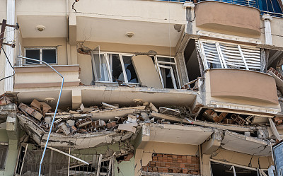 土耳其哈塔伊，地震后倒塌的建筑物残骸