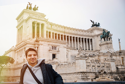 年轻男性游客参观威尼斯广场或维托里奥·伊曼纽尔圣坛在罗马