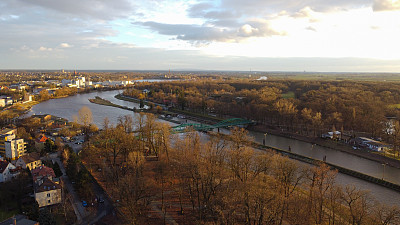 奥波莱市的俯视图。奥德拉河流经城市，河岸上的树木枯干了。波兰,冬天
