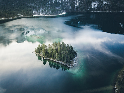 初冬时节，德国巴伐利亚州著名的Eibsee湖令人惊叹的鸟瞰图。