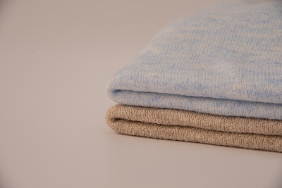 堆叠折叠针织毛衣的特写孤立在白色背景