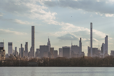 中央公园水库和第59街的摩天大楼日落在冬季二月美国纽约市