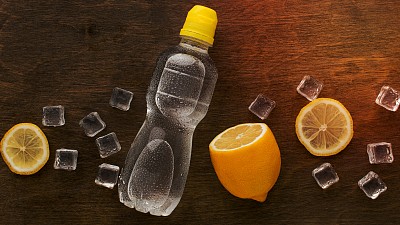 塑料瓶水柠檬顶视图