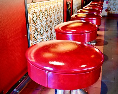小哈瓦那咖啡店的红色乙烯基柜台凳子