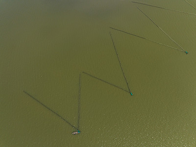 Nha Phu泻湖上的渔船