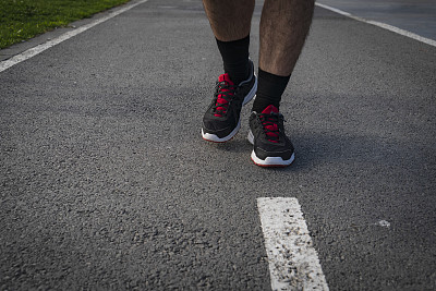 男人跑步脚穿运动鞋。
