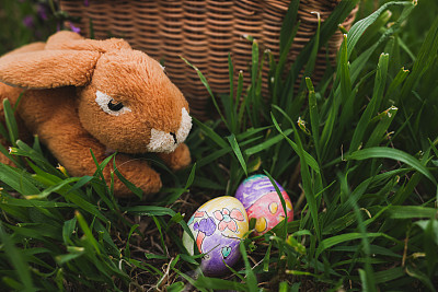 复活节装饰与精心制作复活节兔子在阳光窝