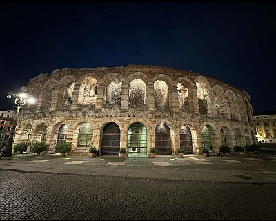维罗纳竞技场是位于意大利维罗纳布拉广场的罗马圆形剧场