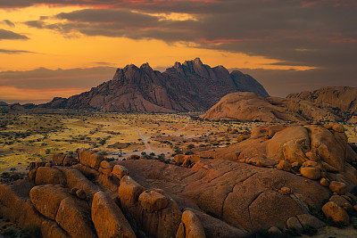 南非纳米比亚的红色沙漠野生动物园沙丘的鸟瞰图。日落时分的自然景观背景。著名的旅游景点。沙子的图案纹理。大峡谷