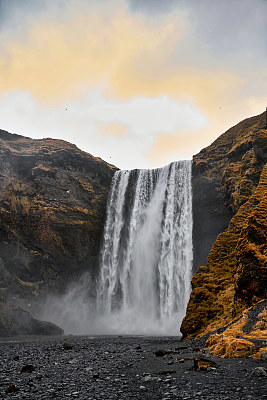Seljalandsfoss瀑布，冰岛南部的一个瀑布