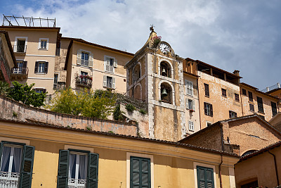 意大利拉齐奥，带钟楼的阿尔皮诺城市景观
