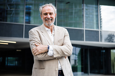 自信的商人摆姿势