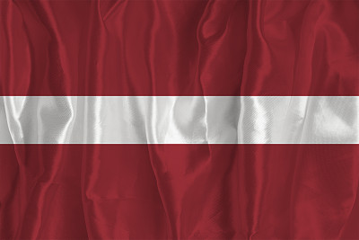 以丝绸为背景的拉脱维亚国旗是一个伟大的国家象征。国家的官方国家象征