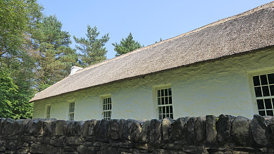 爱尔兰的一个农场上有茅草屋顶的旧爱尔兰传统白粉刷小屋