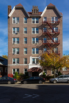 公寓大楼和明亮的蓝天，布鲁克林，纽约。