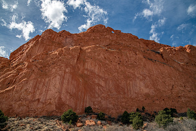 在北美美国西部科罗拉多州的科罗拉多斯普林斯，巨大的、高大的红白色砂岩岩层和“亲吻的骆驼”