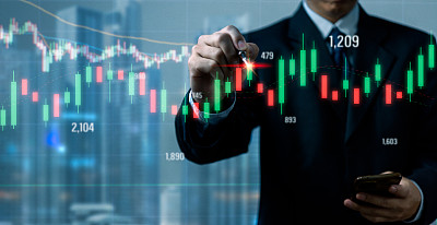 商人分析图表股票市场和财务，投资策略和数据报告增长。