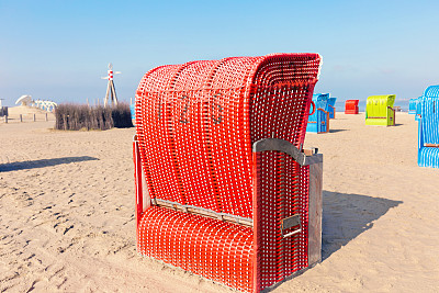德国下萨克森州东弗里西亚的纳默塞尔，春天北海上的沙滩椅