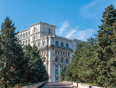 布加勒斯特，通往罗马尼亚议会大厦的道路两旁绿树成荫
