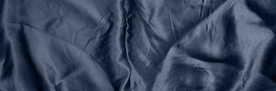 皱蓝色丝绸缎面织物纹理背景横幅，标题
