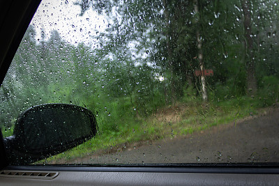 雨水透过玻璃从车窗往外看