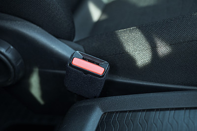 安全带扣。在车里系安全带。