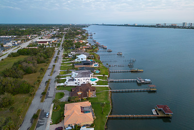 位于佛罗里达州的豪宅配有私人码头，供海上的船只使用。海湾俱乐部度假村和码头