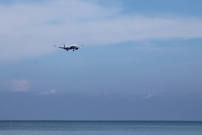 海洋上空的飞机