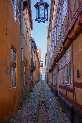 狭窄街道的垂直镜头。海尔辛格，埃尔西诺，丹麦