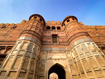 印度阿格拉市著名的红色堡垒。游客参观一个受欢迎的旅游景点。