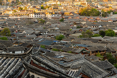 中国云南丽江古城当地历史建筑屋顶建筑的夜间鸟瞰。