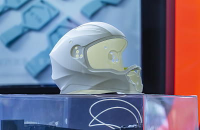 设置赛车头盔打印在3D打印机上