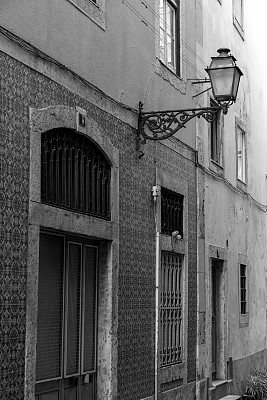 里斯本的老建筑和路灯，黑白相间