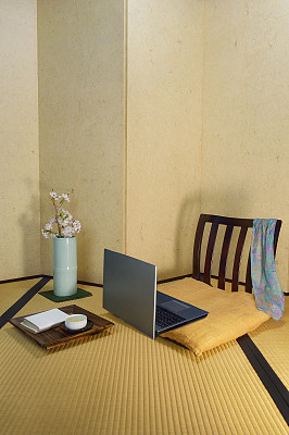 樱花和笔记本电脑的家居装饰