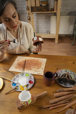 画陶器的妇女