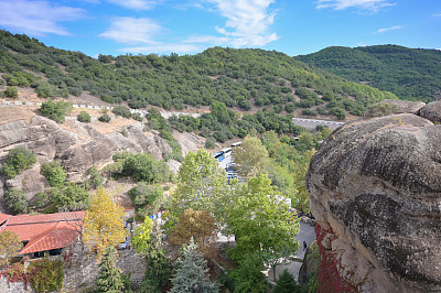 希腊迈泰奥拉的自然景观与修道院和岩层。