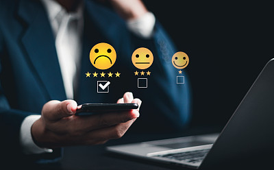 客户体验不满意的概念，不满意的人客户在网上调查中表现出悲伤的表情，差评，差服务，不喜欢，差质量，低评级，社交媒体不好。