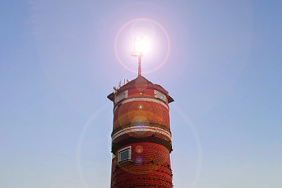 老灯塔——塔楼被红砖砌成的强信号灯照亮，互联网塔发出信号wi-fi